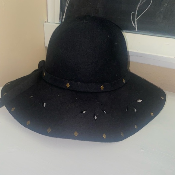 Black floppy hat - Picture 3 of 3